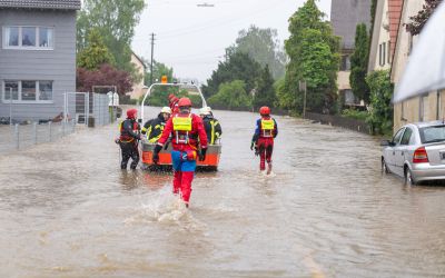 Wasserretter im Hochwasser-Einsatz mit Boot